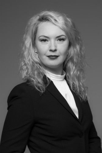 Zvērināta advokāte Evija Kolberga speciālists šādas nozares - Apdrošināšanas strīdi, Darba tiesības, Ģimenes un mantojuma tiesības, medicīnas tiesības, Pārstāvība tiesās un šķīrējtiesās, nekustamais īpašums un būvniecības tiesības.