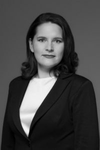 Juriste Inga Bite speciālists šādas nozares - Publiskās tiesības, Konkurences tiesības, Noziedzīgi iegūtu līdzekļu legalizācijas novēršana (AML), Bankas un finanšu iestādes, publiskie iepirkumi un pārstāvība tiesās un šķīrējtiesas (sadarbībā ar zvērinātu advokātu)