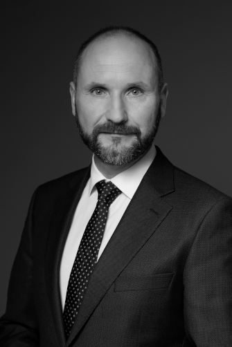 Zverināts advokāts Jānis Jurkāns speciālists šadas nozares - Apdrošināšanas strīdi, Bankas un Finanšu iestādes, Darba tiesības, Ģimenes un mantojuma tiesības, Komerctiesības un M&A, Nekustamais īpašums un būvniecības tiesības, noziedzīgi iegūtu līdzekļu legalizācijas novēršana (AML), Reorganizācija un maksātnespēja, Parstāvība tiesās un šķīrējtiesās, Starptautiskās privāttiesības un Eiropas Savienības tiesības.